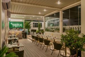 a restaurant with tables and chairs and a bar at Vincci Mae in Barcelona