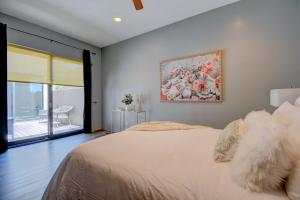 ein Schlafzimmer mit einem Bett und einem Gemälde an der Wand in der Unterkunft Sleeps 15 with 3000 sq ft of Luxury Townhome in the ABQ County Club in Albuquerque