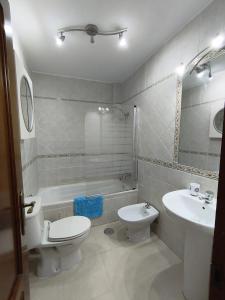 Un baño con inodoro, lavabo y bañera. en San Lorenzo con Parking Privado, en Conil de la Frontera