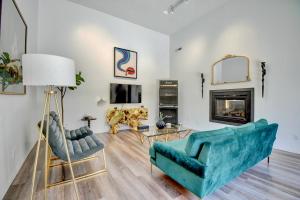 ein Wohnzimmer mit einer blauen Couch und einem Kamin in der Unterkunft Sleeps 15 with 3000 sq ft of Luxury Townhome in the ABQ County Club in Albuquerque