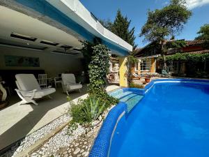 une maison avec une piscine et une terrasse dans l'établissement Villa Harmonia, à Sarajevo