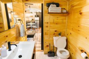 Ένα μπάνιο στο "Boone's Bluff" - Humble & Cozy Stay in RRG/Auxier +13 φωτογραφίες
