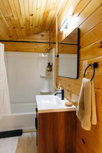 Ένα μπάνιο στο "Boone's Bluff" - Humble & Cozy Stay in RRG/Auxier