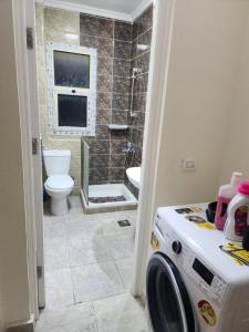 Koupelna v ubytování Villa M Stella Heights Sidi Abdel Rahman Next to Marassi Two floors 120 m garden roof 3 bedrooms fully air conditioned reception Brand new furniture 3 bathrooms American style kitchen