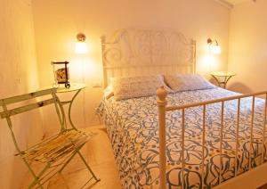 a bedroom with a bed and a table and a chair at Casa con Piscina a Portoferraio in San Giovanni