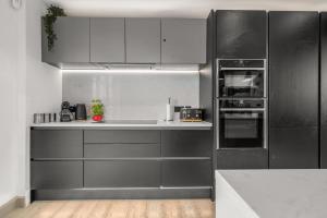 Η κουζίνα ή μικρή κουζίνα στο West Didsbury Retreat l Cinema l Sleeps 8