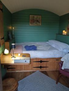 Postel nebo postele na pokoji v ubytování Lucker mill shepherds huts