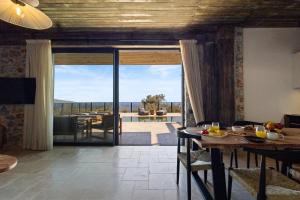 una sala da pranzo con vista sull'oceano di Petres Luxury Villas with heated private pool ad Agia Galini