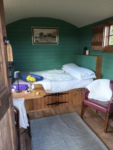 Postel nebo postele na pokoji v ubytování Lucker mill shepherds huts