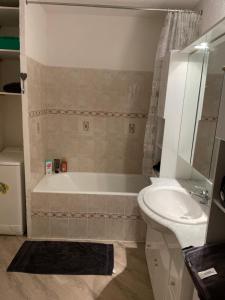 un baño con bañera y lavabo en T2 Praloup 1500, en Uvernet 2 fotos más