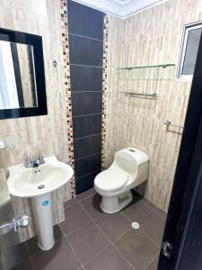 a bathroom with a toilet and a sink at Casa Encanto Para Grupos y Familias in Bucaramanga