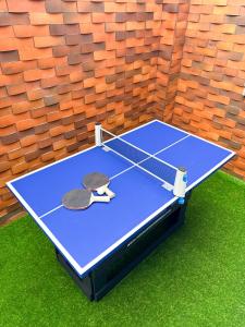 a tennis court with a hat on top of it at Casa Encanto Para Grupos y Familias in Bucaramanga