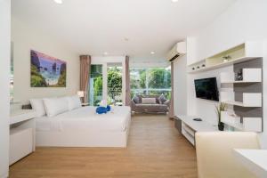 Μια τηλεόραση ή/και κέντρο ψυχαγωγίας στο Mountain view apartment near Kata beach