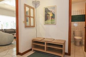 Pokój z łazienką z toaletą i lustrem w obiekcie Chalet Belle-Sofianna w mieście Saint-Gervais-les-Bains +109 zdjęć