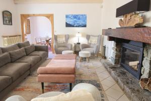 salon z kanapą i kominkiem w obiekcie Chalet Belle-Sofianna w mieście Saint-Gervais-les-Bains