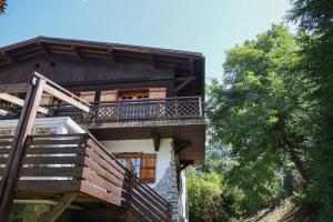 dom z balkonem z boku w obiekcie Chalet Belle-Sofianna w mieście Saint-Gervais-les-Bains