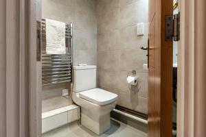 un piccolo bagno con wc e doccia di Evenlode Cottage a Stow on the Wold Altre 16 foto