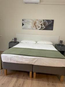 łóżko w sypialni z 2 szafkami nocnymi w obiekcie Il Mughetto w mieście Lecco