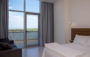 Ένα ή περισσότερα κρεβάτια σε δωμάτιο στο Sky Hotel
