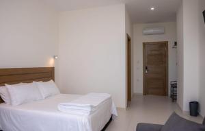 Ένα ή περισσότερα κρεβάτια σε δωμάτιο στο Sky Hotel