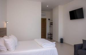 Ένα ή περισσότερα κρεβάτια σε δωμάτιο στο Sky Hotel