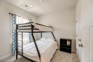 Katil atau katil-katil dalam bilik di Easy Assateague Access Bayside Family Retreat! +30 gambar