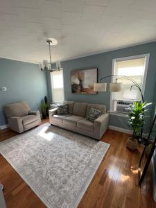 a living room with a couch and a rug at Apartamento acogedor in Jersey City