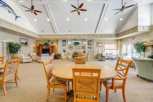 Ruang duduk di Easy Assateague Access Bayside Family Retreat!