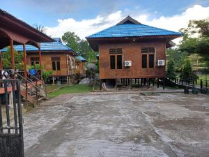 SaonekRifalda的屋顶上方有蓝色屋顶的房子