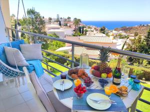 een tafel met fruit en wijn op een balkon bij AlbufeiraOrada II by Be Cherish in Páteo +56 foto's