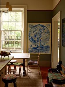 エディンバラにあるElegant Georgian Retreat with Views of Arthurs Seatのテーブルと椅子と窓のあるキッチン