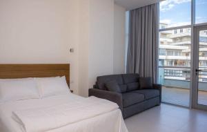 Ένα ή περισσότερα κρεβάτια σε δωμάτιο στο Sky Hotel