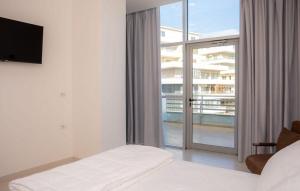 Ένα ή περισσότερα κρεβάτια σε δωμάτιο στο Sky Hotel