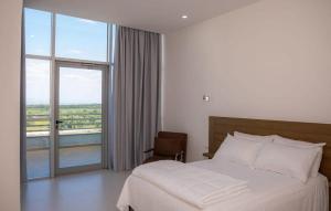 Ένα ή περισσότερα κρεβάτια σε δωμάτιο στο Sky Hotel