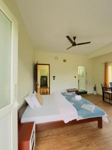 博卡拉JAP Guest House & Apartments的一间卧室配有一张大床和吊扇 更多33张照片