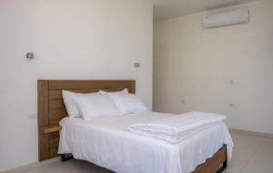 Ένα ή περισσότερα κρεβάτια σε δωμάτιο στο Sky Hotel
