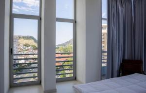 Ένα ή περισσότερα κρεβάτια σε δωμάτιο στο Sky Hotel