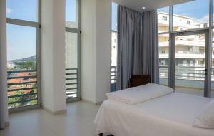 Ένα ή περισσότερα κρεβάτια σε δωμάτιο στο Sky Hotel