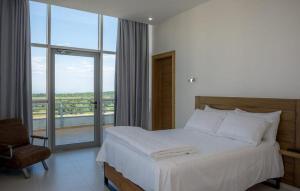 Ένα ή περισσότερα κρεβάτια σε δωμάτιο στο Sky Hotel