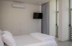 Ένα ή περισσότερα κρεβάτια σε δωμάτιο στο Sky Hotel