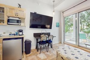 Η κουζίνα ή μικρή κουζίνα στο Baytowne Wharf - Pilot House 107 +6 φωτογραφίες