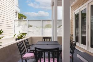 Balkón nebo terasa v ubytování NEW! Villa Positano - Duval Square Condo, Pool, Hot Tub & Parking