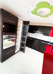 a kitchen with black cabinets and a green ceiling at Casa Encanto Para Grupos y Familias in Bucaramanga