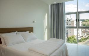 Ένα ή περισσότερα κρεβάτια σε δωμάτιο στο Sky Hotel