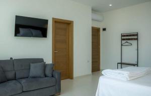 Ένα ή περισσότερα κρεβάτια σε δωμάτιο στο Sky Hotel