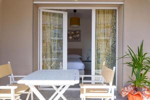 a porch with a table and chairs and a bed at Actus Palace Rooms by Ghor in Rome