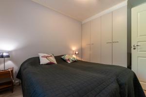 ルカにあるKotokuusi 3 - Harrastuksiin suoraan pihaltaの枕が2つ置かれたベッドのある寝室