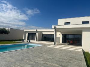 Πισίνα στο ή κοντά στο Spacieuse villa standing de 220m2