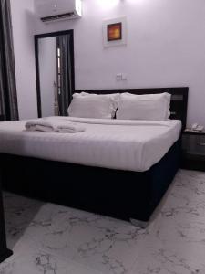 Postel nebo postele na pokoji v ubytování G-pinnacle Hotel