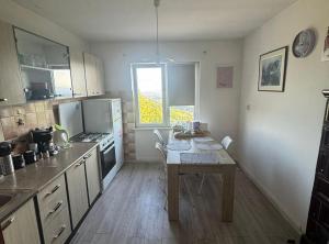 Kuchyň nebo kuchyňský kout v ubytování Plesivica Hillside Holiday Home with Hot -Tub